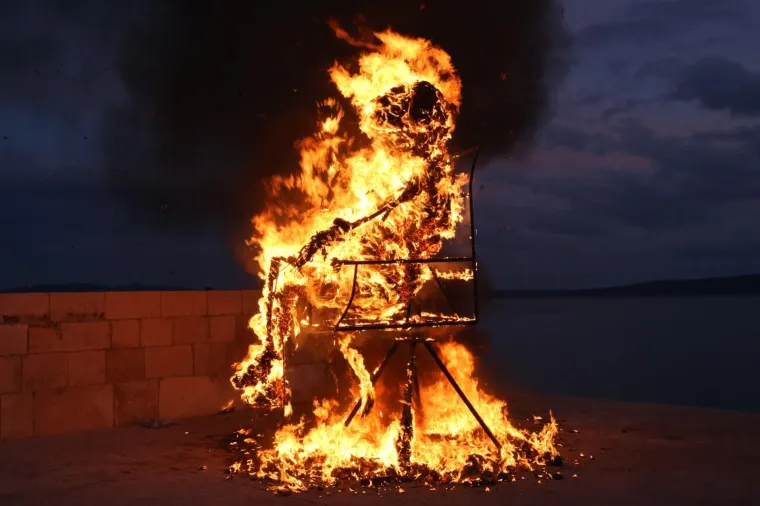 PROČITALI PRESUDU I SPALILI TODORIĆA: Krnjo u Kaštel Starom bio je Ivica, ali nisu zaboravili ni slikovnicu