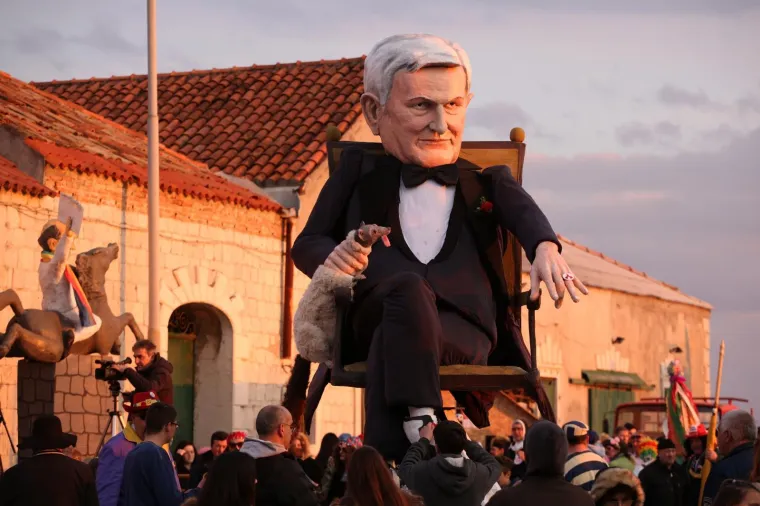 PROČITALI PRESUDU I SPALILI TODORIĆA: Krnjo u Kaštel Starom bio je Ivica, ali nisu zaboravili ni slikovnicu