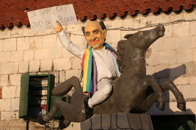 PROČITALI PRESUDU I SPALILI TODORIĆA: Krnjo u Kaštel Starom bio je Ivica, ali nisu zaboravili ni slikovnicu