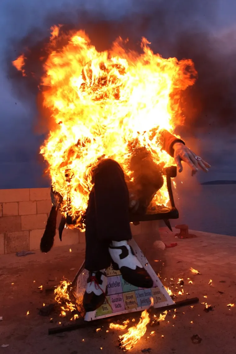 PROČITALI PRESUDU I SPALILI TODORIĆA: Krnjo u Ka&scaron;tel Starom bio je Ivica, ali nisu zaboravili ni slikovnicu