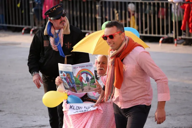 PROČITALI PRESUDU I SPALILI TODORIĆA: Krnjo u Ka&scaron;tel Starom bio je Ivica, ali nisu zaboravili ni slikovnicu