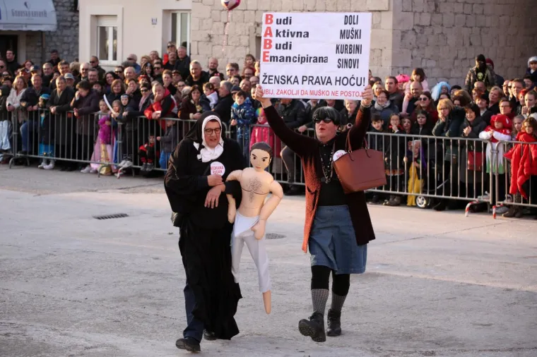 PROČITALI PRESUDU I SPALILI TODORIĆA: Krnjo u Ka&scaron;tel Starom bio je Ivica, ali nisu zaboravili ni slikovnicu