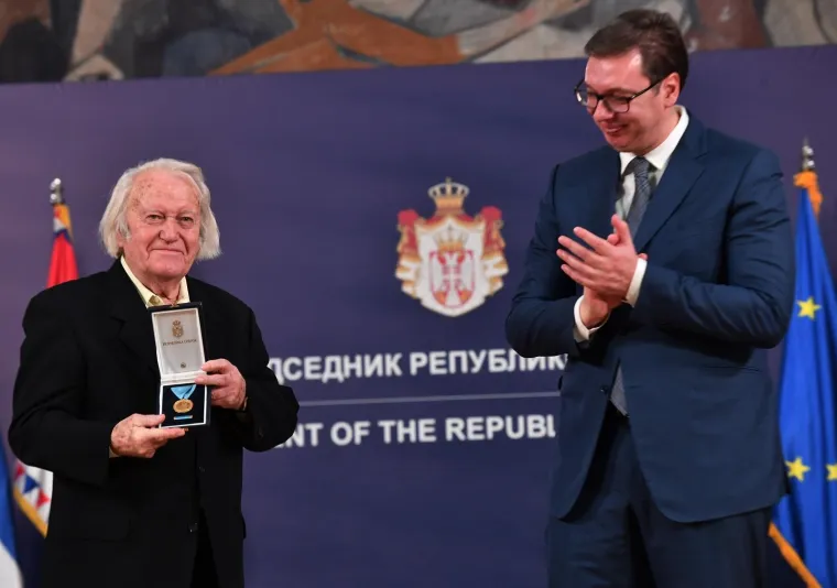 VUČIĆ SE VRATIO U BEOGRAD I URUČIO ODLIKOVANJA: Među odlikovanima je i zvijezda legendarne serije 'Bolji život'