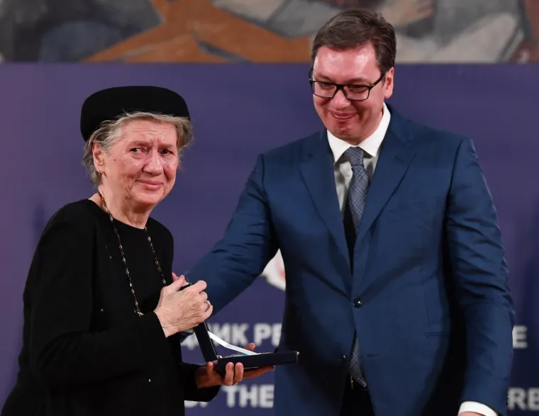 VUČIĆ SE VRATIO U BEOGRAD I URUČIO ODLIKOVANJA: Među odlikovanima je i zvijezda legendarne serije 'Bolji život'