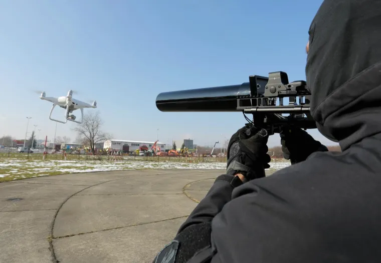 OVAKO RADI PUŠKA PROTIV DRONOVA: Održana demonstracija uklanjanja dronova puškom protiv bespilotnih letjelica