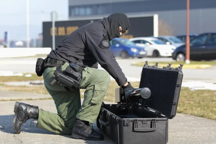 OVAKO RADI PUŠKA PROTIV DRONOVA: Održana demonstracija uklanjanja dronova puškom protiv bespilotnih letjelica