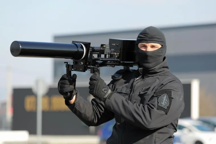 OVAKO RADI PUŠKA PROTIV DRONOVA: Održana demonstracija uklanjanja dronova puškom protiv bespilotnih letjelica
