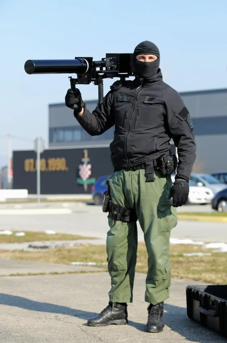 OVAKO RADI PUŠKA PROTIV DRONOVA: Održana demonstracija uklanjanja dronova puškom protiv bespilotnih letjelica