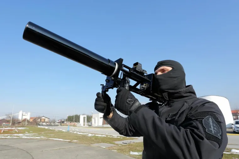 OVAKO RADI PUŠKA PROTIV DRONOVA: Održana demonstracija uklanjanja dronova puškom protiv bespilotnih letjelica