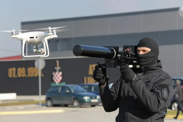 OVAKO RADI PUŠKA PROTIV DRONOVA: Održana demonstracija uklanjanja dronova puškom protiv bespilotnih letjelica