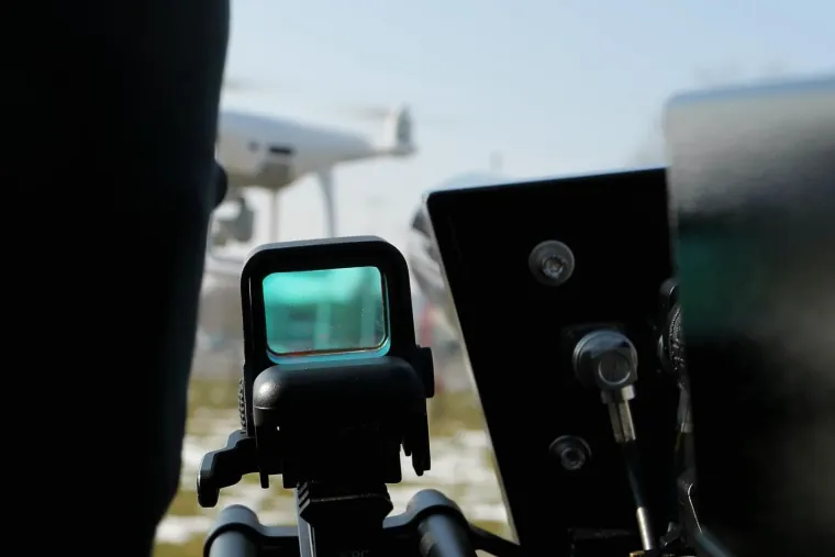 OVAKO RADI PUŠKA PROTIV DRONOVA: Održana demonstracija uklanjanja dronova puškom protiv bespilotnih letjelica