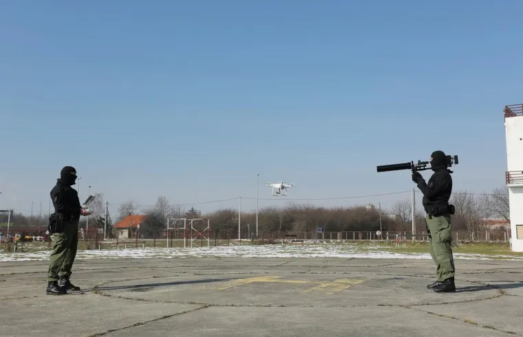 OVAKO RADI PUŠKA PROTIV DRONOVA: Održana demonstracija uklanjanja dronova puškom protiv bespilotnih letjelica