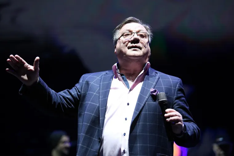 HALID BE&Scaron;LIĆ ODRŽAO SPEKTAKULARAN KONCERT U ARENI: Napunio je dvoranu, pogledajte dio atmosfere