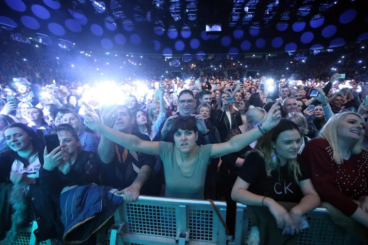 HALID BE&Scaron;LIĆ ODRŽAO SPEKTAKULARAN KONCERT U ARENI: Napunio je dvoranu, pogledajte dio atmosfere