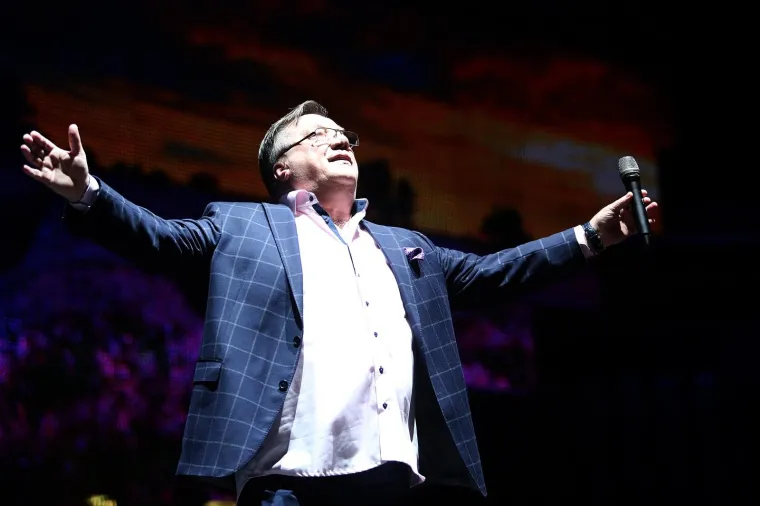 HALID BEŠLIĆ ODRŽAO SPEKTAKULARAN KONCERT U ARENI: Napunio je dvoranu, pogledajte dio atmosfere