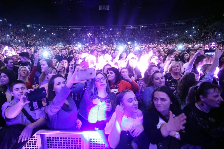 HALID BEŠLIĆ ODRŽAO SPEKTAKULARAN KONCERT U ARENI: Napunio je dvoranu, pogledajte dio atmosfere