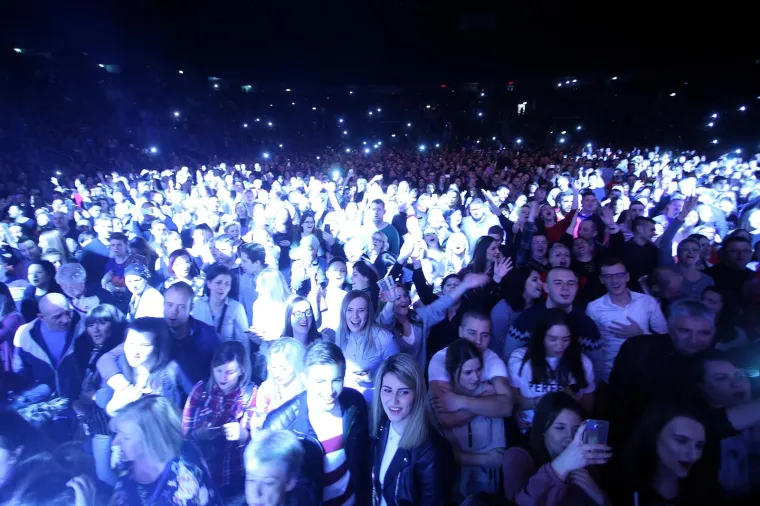 HALID BEŠLIĆ ODRŽAO SPEKTAKULARAN KONCERT U ARENI: Napunio je dvoranu, pogledajte dio atmosfere