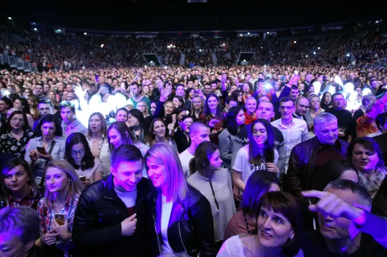 HALID BEŠLIĆ ODRŽAO SPEKTAKULARAN KONCERT U ARENI: Napunio je dvoranu, pogledajte dio atmosfere
