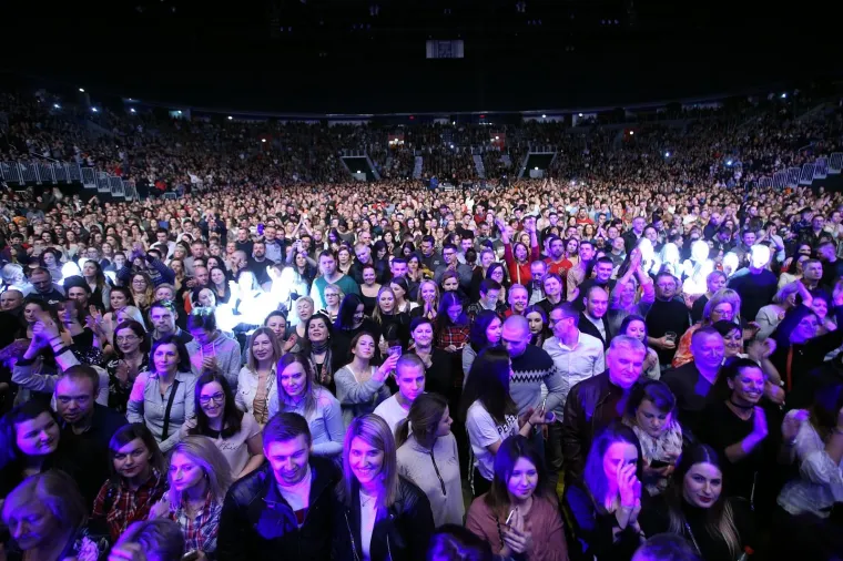 HALID BEŠLIĆ ODRŽAO SPEKTAKULARAN KONCERT U ARENI: Napunio je dvoranu, pogledajte dio atmosfere