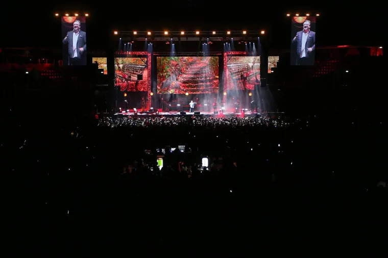 HALID BEŠLIĆ ODRŽAO SPEKTAKULARAN KONCERT U ARENI: Napunio je dvoranu, pogledajte dio atmosfere