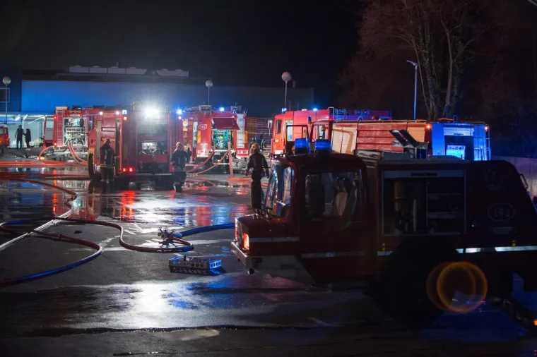 Veliki požar izbio je u petak navečer u izložbenom, proizvodnom i skladi&scaron;nom prostoru tvrtke Elgrad u &Scaron;kurinjskoj cesti u Rijeci, objavili su iz PU primorsko-goranske.