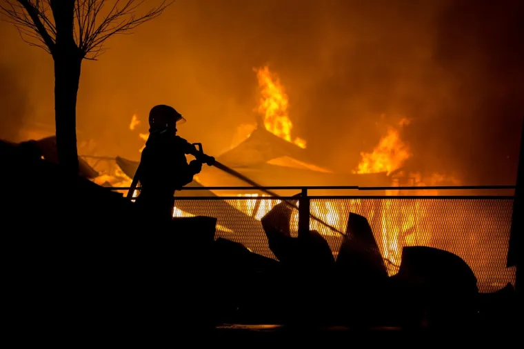 Prema neslužbenim informacijama, požar se pro&scaron;irio i na susjedna skladi&scaron;ta a čule se se i detonacije nakon &scaron;to je vatra zahvatila plinske boce. Prva dojava o požaru primljena je u 21,20 sati, nakon čega su vatrogasci žurno stigli na požari&scaron;te.