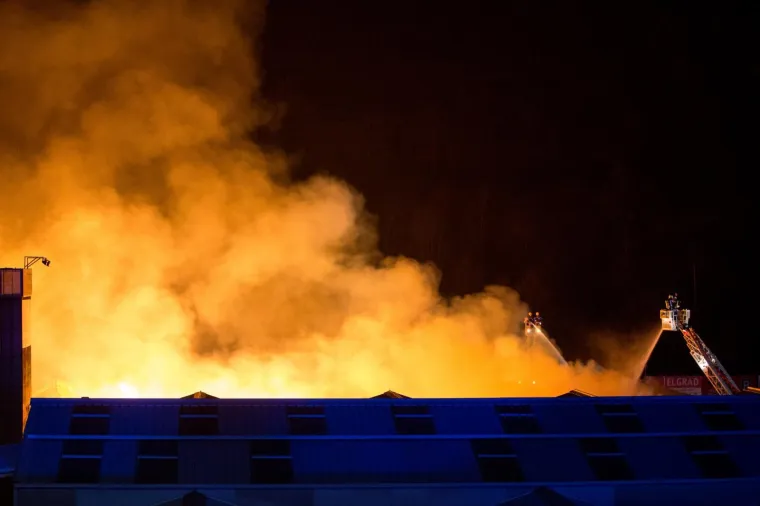 Na mjesto nesreće upućene su jake vatrogasne snage iz Rijeke i Opatije. Negdje iza 22 sata postalo je jasno da su požrtvovni vatrogasci uspjeli spriječiti najgore &ndash; &scaron;irenje vatre na obližnji trgovački centar i druge objekte, javlja Riječanin.