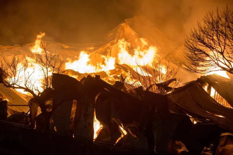 VELIKI POŽAR BUKNUO U RIJECI: Vatrogasci vodili žestoku bitku s vatrenom stihijom