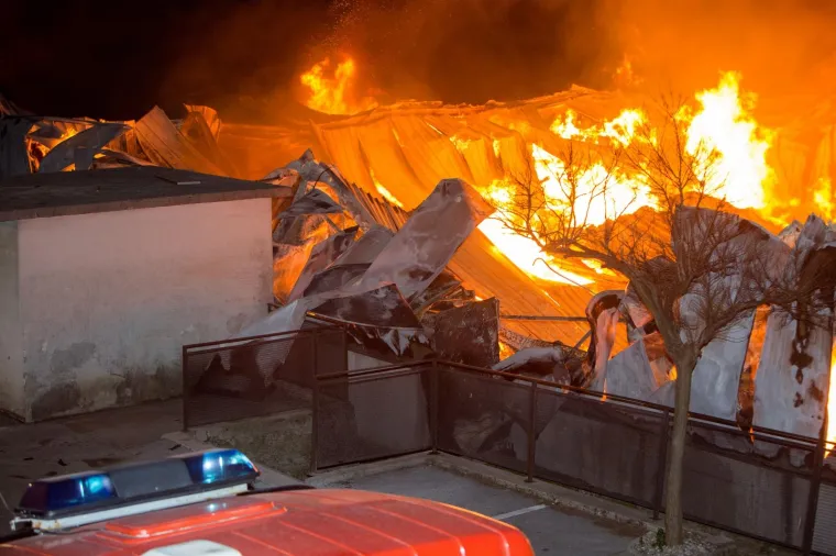 VELIKI POŽAR BUKNUO U RIJECI: Vatrogasci vodili žestoku bitku s vatrenom stihijom
