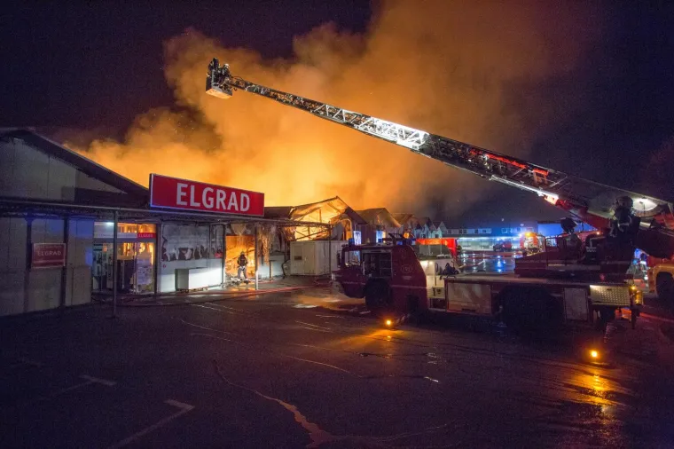 VELIKI POŽAR BUKNUO U RIJECI: Vatrogasci vodili žestoku bitku s vatrenom stihijom