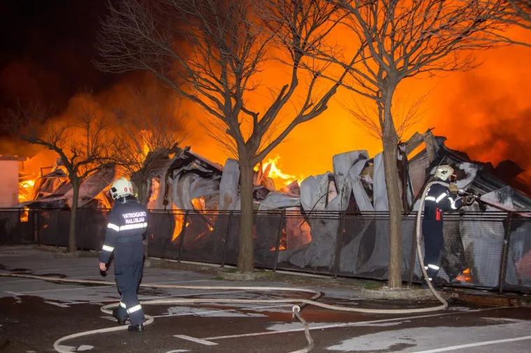 VELIKI POŽAR BUKNUO U RIJECI: Vatrogasci vodili žestoku bitku s vatrenom stihijom
