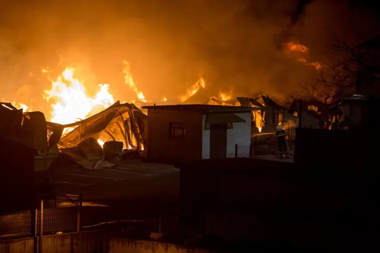 VELIKI POŽAR BUKNUO U RIJECI: Vatrogasci vodili žestoku bitku s vatrenom stihijom