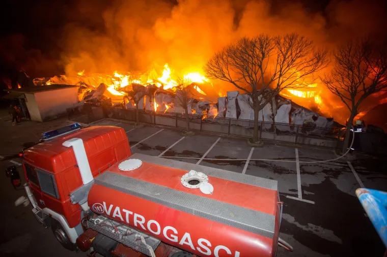 VELIKI POŽAR BUKNUO U RIJECI: Vatrogasci vodili žestoku bitku s vatrenom stihijom