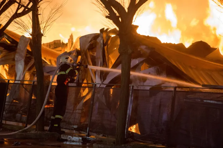 VELIKI POŽAR BUKNUO U RIJECI: Vatrogasci vodili žestoku bitku s vatrenom stihijom