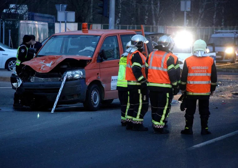 NESREĆA U ZAGREBU: Na Slavonskoj aveniji se sudarili automobil i kamion, poginula jedna osoba