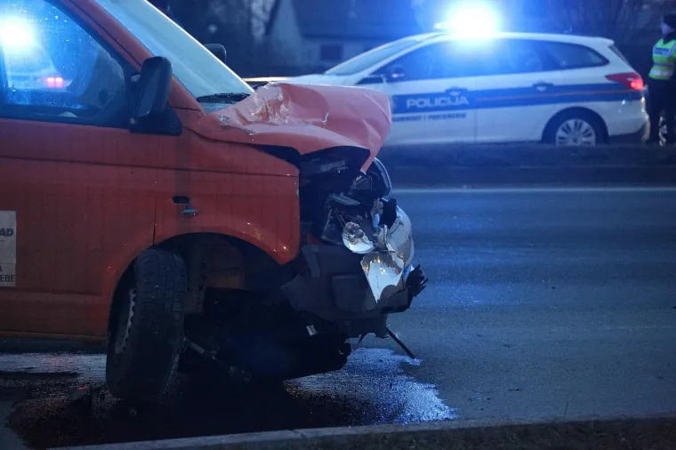 NESREĆA U ZAGREBU: Na Slavonskoj aveniji se sudarili automobil i kamion, poginula jedna osoba