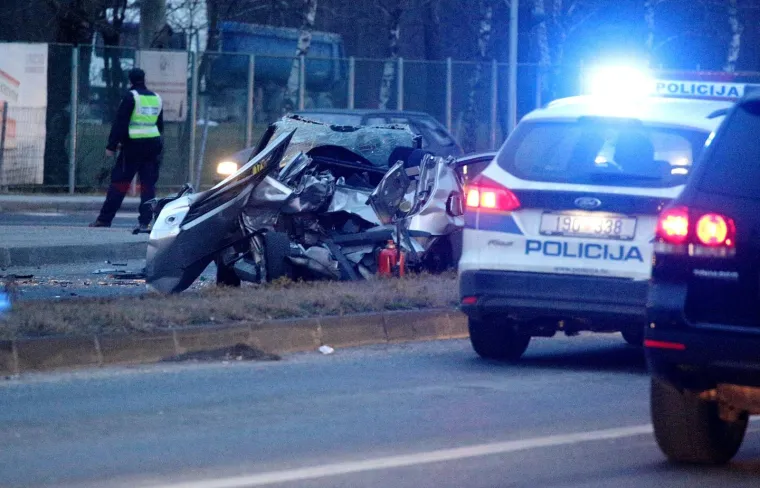 NESREĆA U ZAGREBU: Na Slavonskoj aveniji se sudarili automobil i kamion, poginula jedna osoba