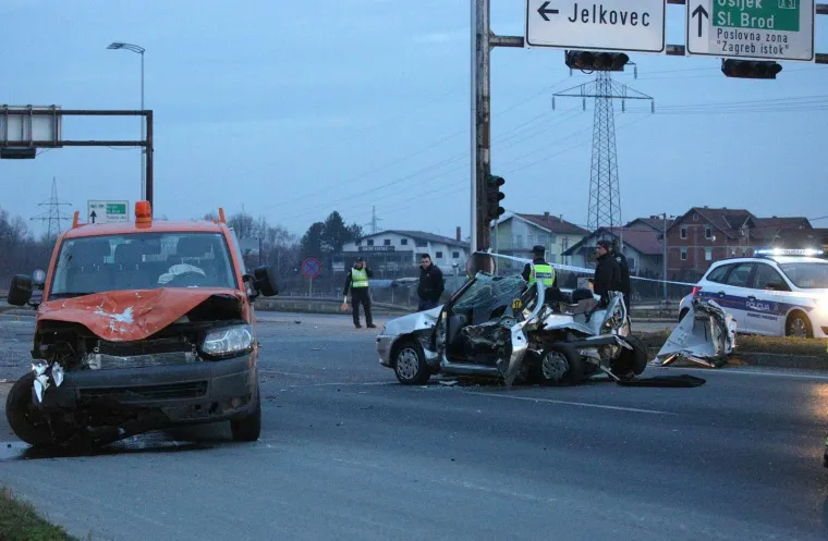 NESREĆA U ZAGREBU: Na Slavonskoj aveniji se sudarili automobil i kamion, poginula jedna osoba