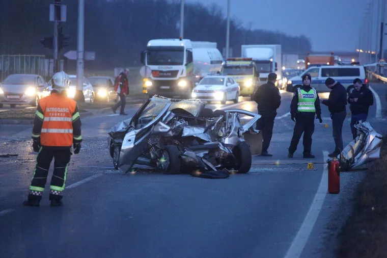 NESREĆA U ZAGREBU: Na Slavonskoj aveniji se sudarili automobil i kamion, poginula jedna osoba
