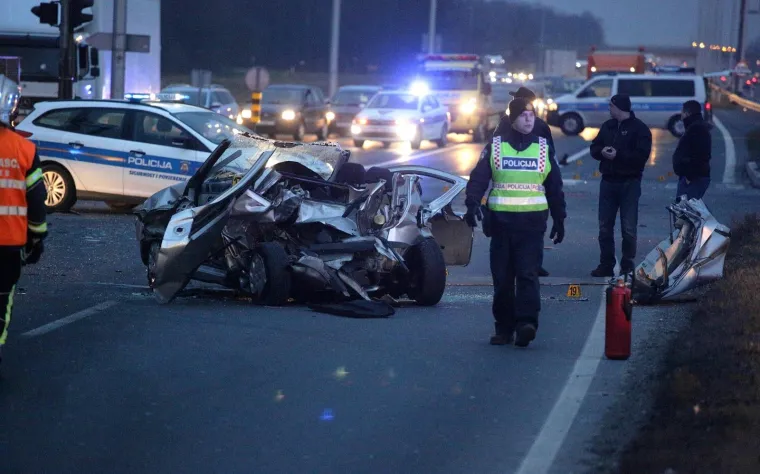 NESREĆA U ZAGREBU: Na Slavonskoj aveniji se sudarili automobil i kamion, poginula jedna osoba