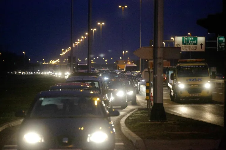 NESREĆA U ZAGREBU: Na Slavonskoj aveniji se sudarili automobil i kamion, poginula jedna osoba