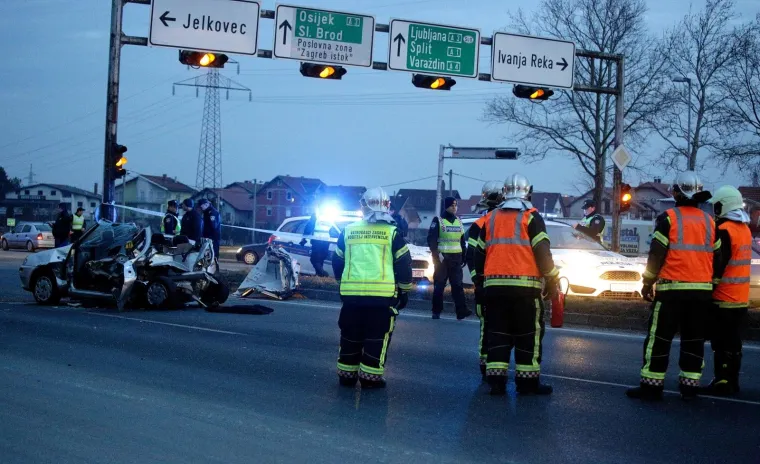 NESREĆA U ZAGREBU: Na Slavonskoj aveniji se sudarili automobil i kamion, poginula jedna osoba