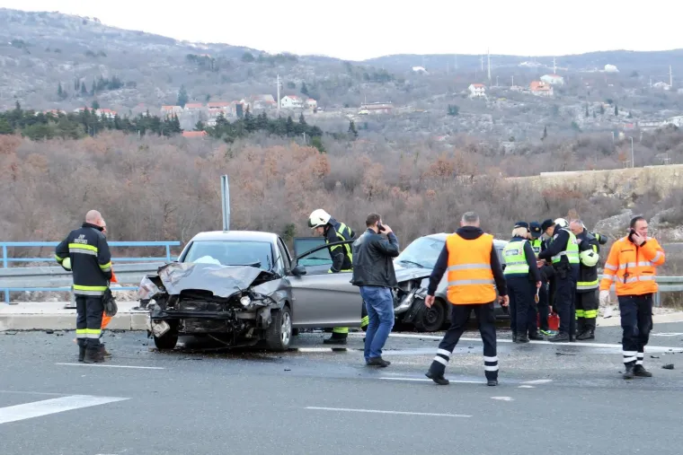 U Zagvozdu kod ulaza na autocestu A1 sudarila su se dva osobna automobila. U nesreći su dvije osobe teško ozlijeđene.