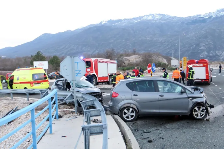 NOVA PROMETNA NESREĆA: Žestok sudar kod Zagvozda, dvije osobe teško ozlijeđene
