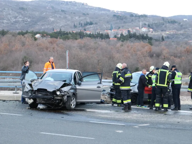 NOVA PROMETNA NESREĆA: Žestok sudar kod Zagvozda, dvije osobe teško ozlijeđene