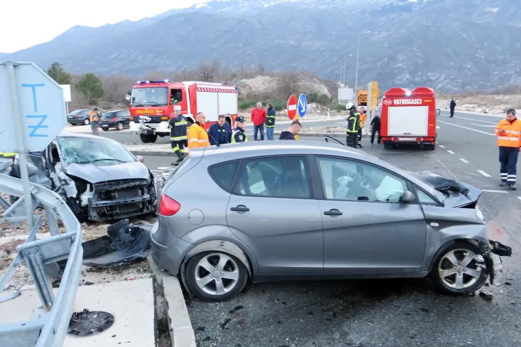 NOVA PROMETNA NESREĆA: Žestok sudar kod Zagvozda, dvije osobe teško ozlijeđene