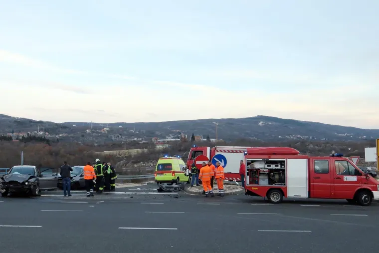 NOVA PROMETNA NESREĆA: Žestok sudar kod Zagvozda, dvije osobe teško ozlijeđene