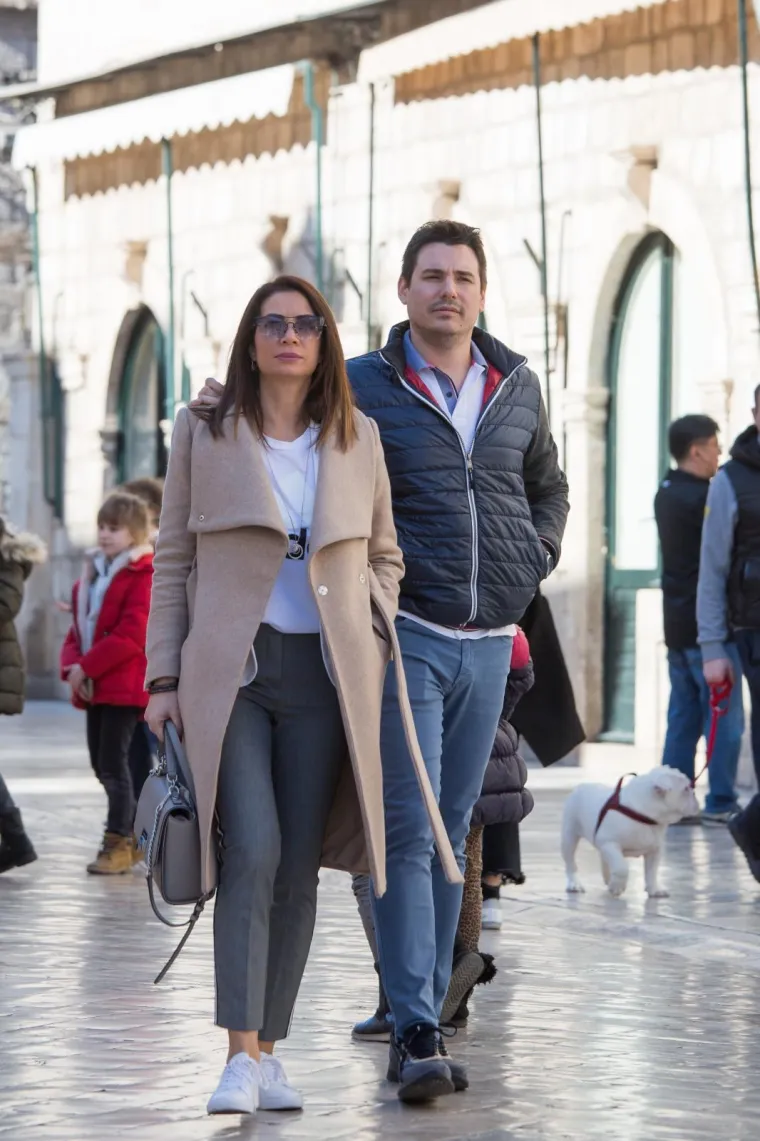 Čizme, &scaron;alovi, kaputi i sunčane naočale: Ovako zimsku modnu priču pričaju Dubrovčanke na Stradunu