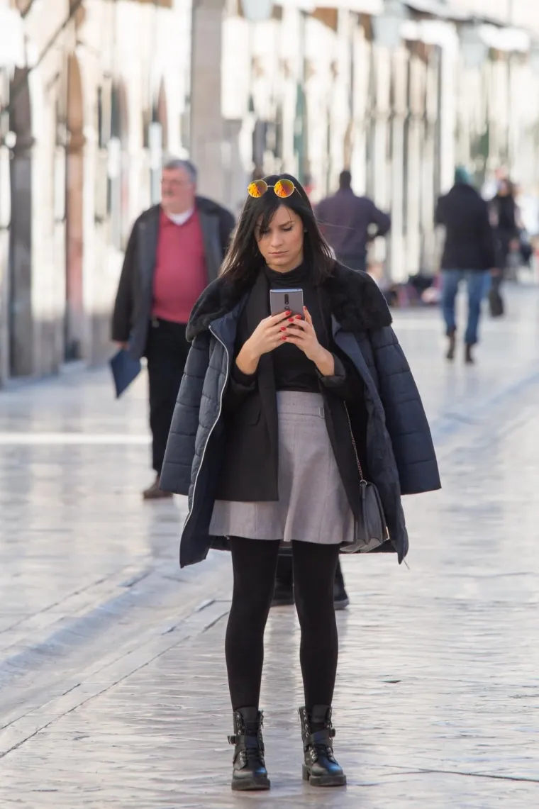 Čizme, &scaron;alovi, kaputi i sunčane naočale: Ovako zimsku modnu priču pričaju Dubrovčanke na Stradunu