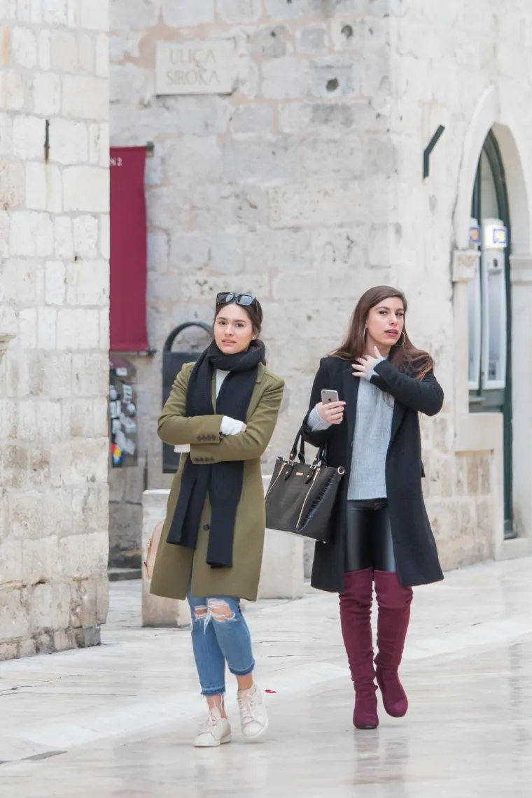 Čizme, &scaron;alovi, kaputi i sunčane naočale: Ovako zimsku modnu priču pričaju Dubrovčanke na Stradunu
